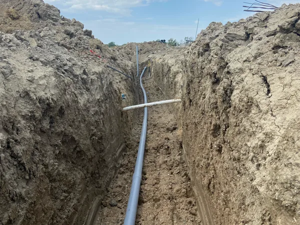 Single conduit laid along the bottom of a deep trench